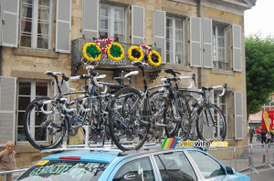 Gerolsteiner's bikes and a decorated balcony in Lavelanet (407x)