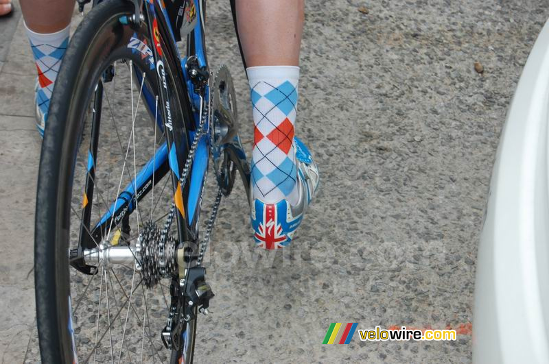 Du mauvais goût : les chaussures anglaises de David Millar avec ses chausettes à losanges de Slipstream (maintenant Garmin Chipotle)