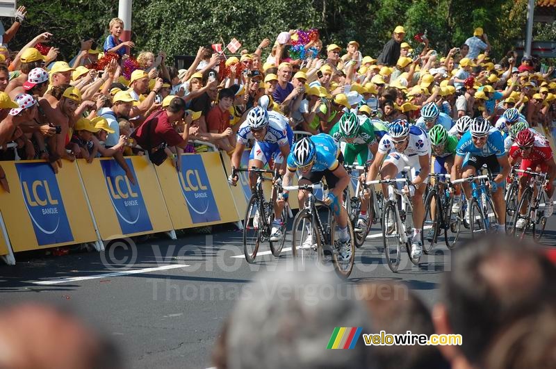 Mark Cavendish (Team Columbia) wint -weer- de sprint in Narbonne