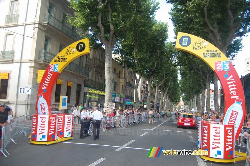 De startboog van de etappe Narbonne > Nîmes