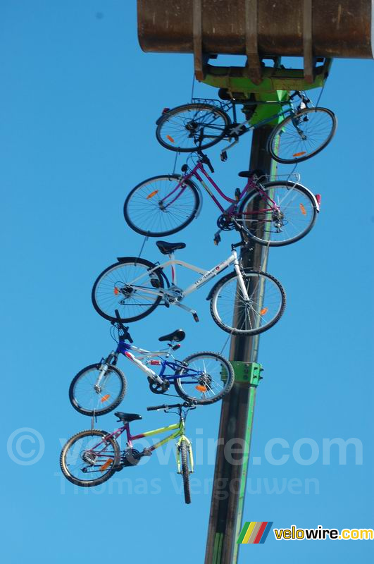 Fietsen aan een hijskraan