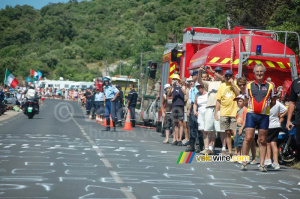 L'incendie : il ne reste plus grand chose du char de la caravane publicitaire Skoda (2) (347x)