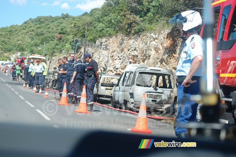 L'incendie : il ne reste plus grand chose du char de la caravane publicitaire Skoda (3)