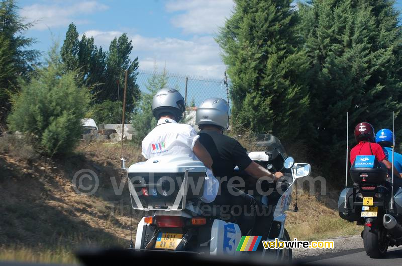 Laurent Jalabert sur sa moto pour France Télévisions