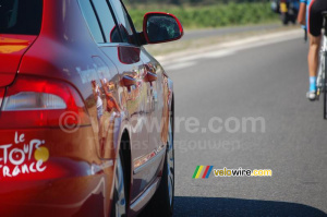 Mirror effect on the official Tour de France car (363x)