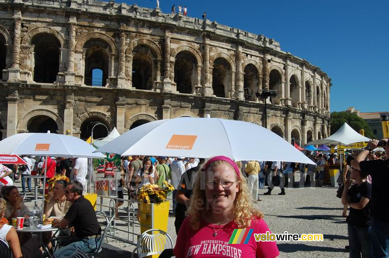 Het Village Départ in Nîmes voor de Arènes - met Liz die een boek over de Tour schrijft