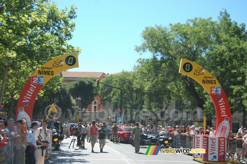 The start arch for the Nîmes > Digne-les-Bains stage