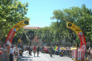 The start arch for the Nîmes > Digne-les-Bains stage (547x)