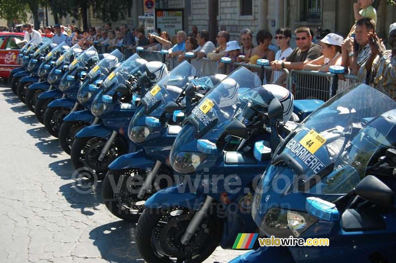 Les motos de la Gendarmerie, toujours bien alignées