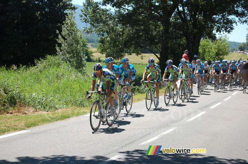 Liqugas en Milram vooraan in het peloton