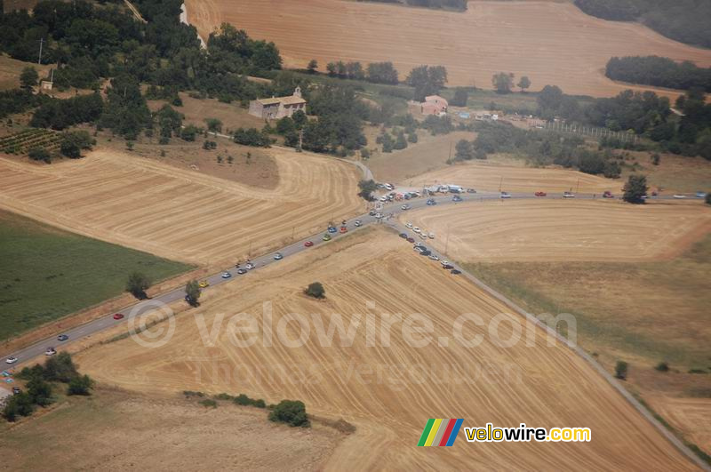 De volgwagens van de Tour gezien vanuit de lucht