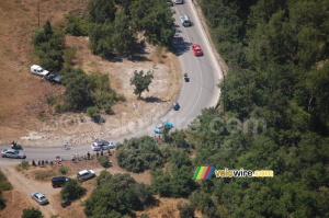 Some Tour cars and a delayed Bouygues Telecom rider (291x)