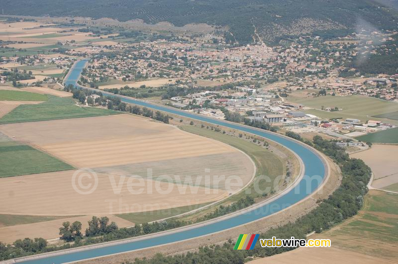 Le canal de la Durance près d'Oraison