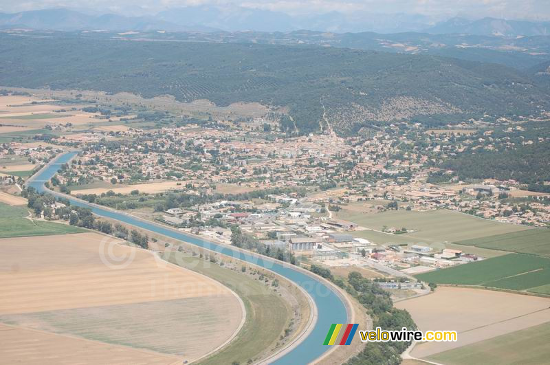 Le canal de la Durance et la ville d'Oraison