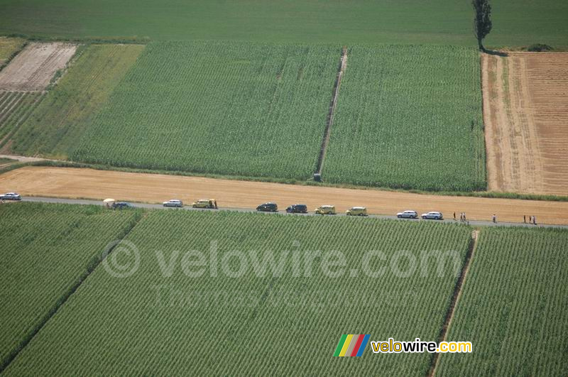 De auto's staan op ons te wachten langs een graanveld (1)