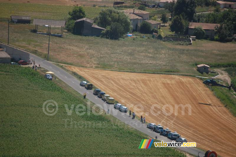 Les voitures nous attendent près d'un champ de blé (2)