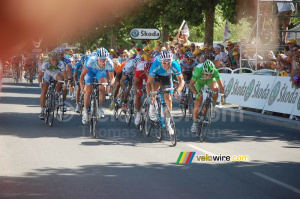Le sprint à Digne-les-Bains : Stefan Schumacher (Gerolsteiner), Erik Zabel (Milram), Oscar Freire (Rabobank, le vainqueur) (544x)