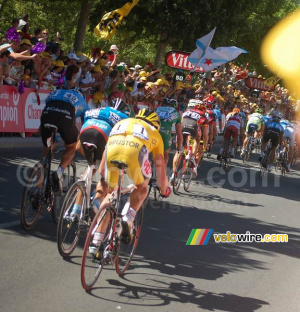 Digne-les-Bains : l'arrivée de Cadel Evans, Peter Velits, Kanstantsin Siutsou, Dmitriy Fofonov, Alejandro Valverde, ... (453x)
