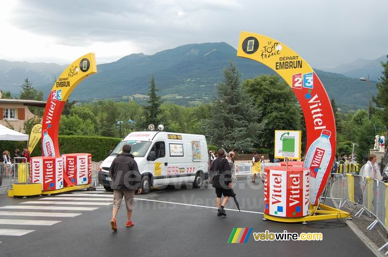 De startboog van de etappe Embrun > Prato Nevoso (IT)