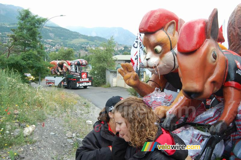 De Caisse d'Epargne reclamecaravaan bij het vertrek vanuit Embrun