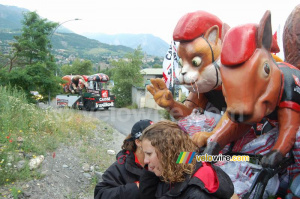 La caravane publicitaire Caisse d'Epargne au départ d'Embrun (382x)