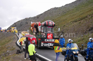 Dans la descente du Col d'Agnel : les chars Caisse d'Epargne passent les virages avec difficultés (481x)