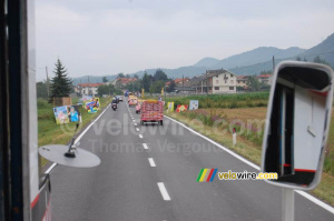 La caravane publicitaire Cochonou (droite) et la femme aux tableaux sur le cyclisme (gauche) (457x)