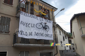 It says 'Welcom Tour, with my oncle's bike' (393x)