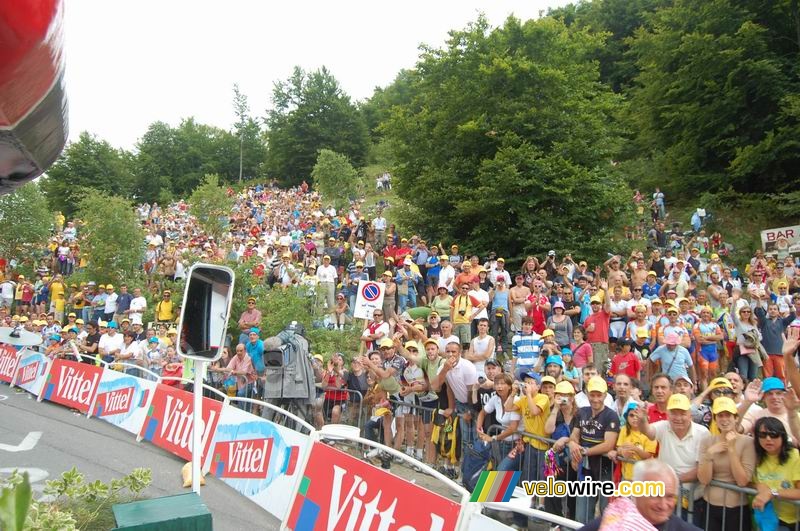 Many many people at the finish on Prato Nevoso (2)