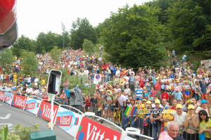 Many many people at the finish on Prato Nevoso (2) (405x)