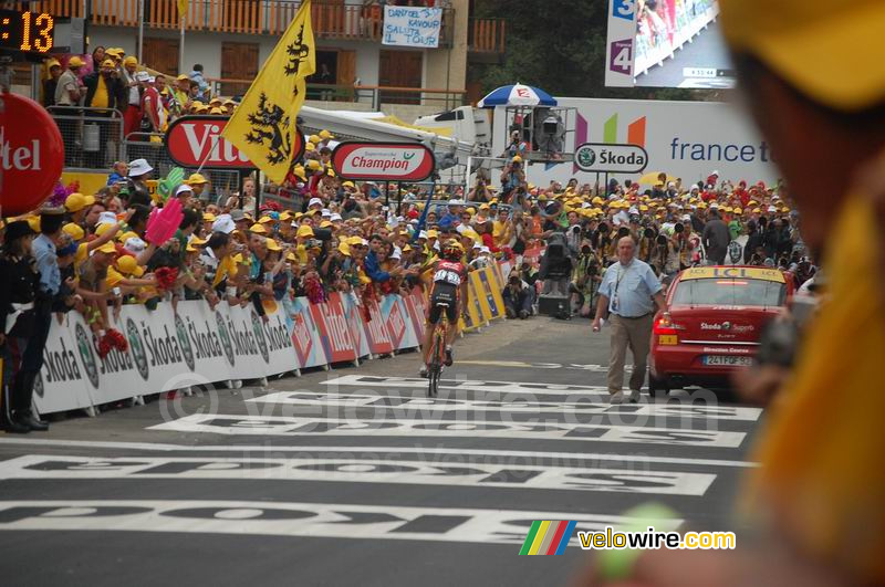 Alejandro Valverde (Caisse d'Epargne) rijdt op de fotografen af in Prato Nevoso (IT)