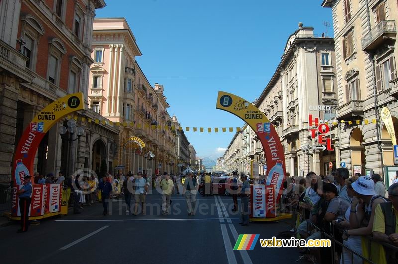 De startboog van de etappe Cuneo > Jausiers (2)