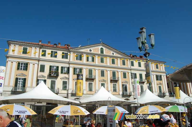 Het Village Dpart op het Piazza Galimberti in Cuneo (2)