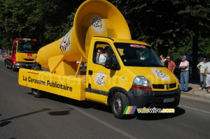 Le mégaphone qui annonce la caravane publicitaire (441x)