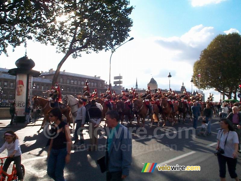 Ruiters te paard in de straten van Parijs