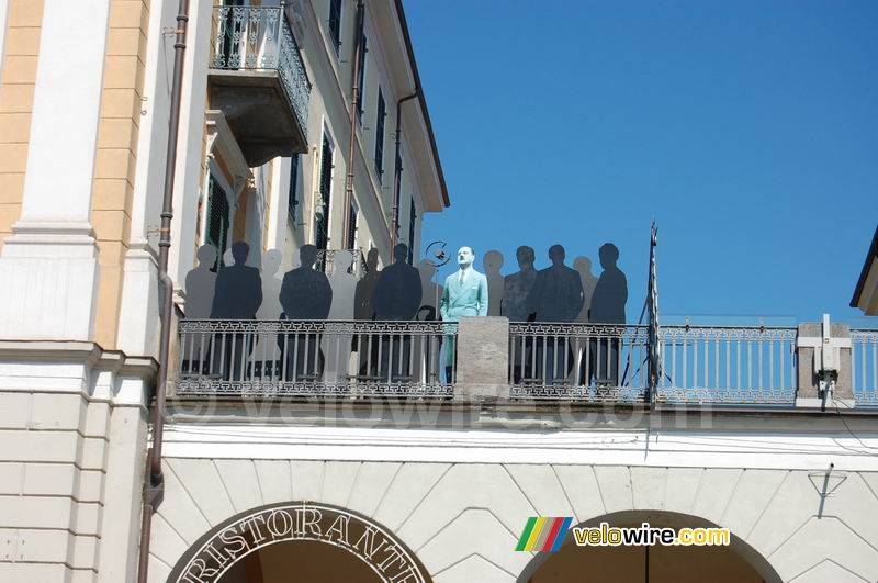 Silvio Berlusconi (?) à la Piazza Tancredi Duccio Galimberti, Cuneo, Italië