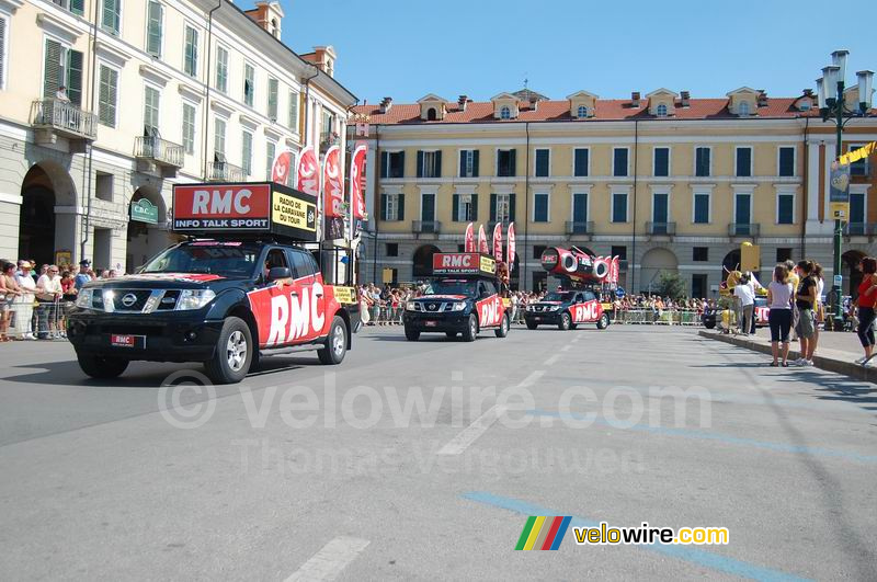 De RMC reclamecaravaan op de Piazza Tancredi Duccio Galimberti, Cuneo, Italië