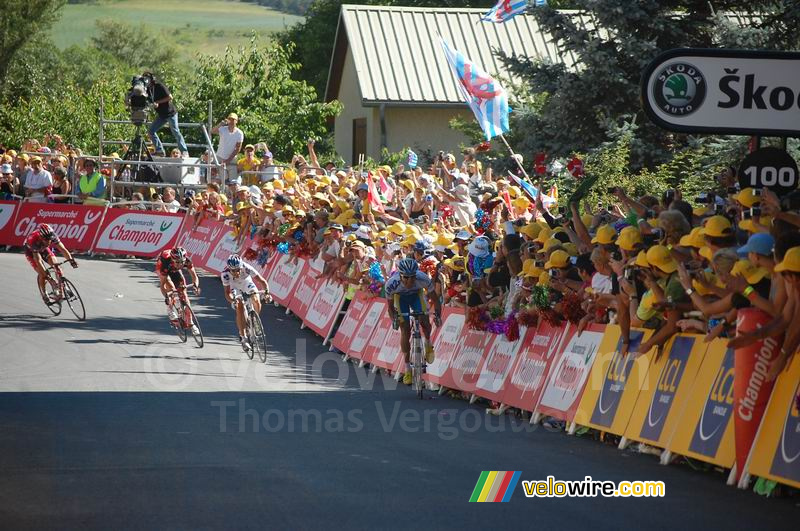 De sprint van Cyril Dessel (AG2R La Mondiale), Sandy Casar (Française des Jeux), David Arroyo (Caisse d'Epargne) & Yaroslav Popovych (Silence-Lotto)