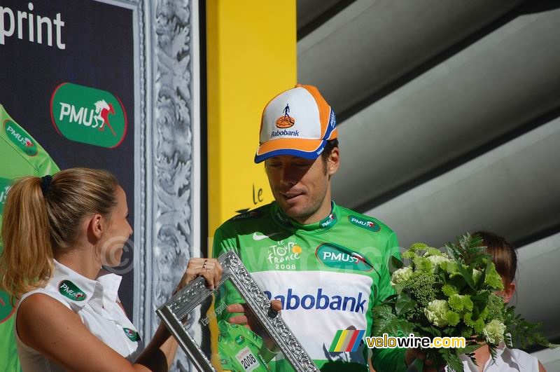 Oscar Freire (Rabobank) receives the green jersey (2)