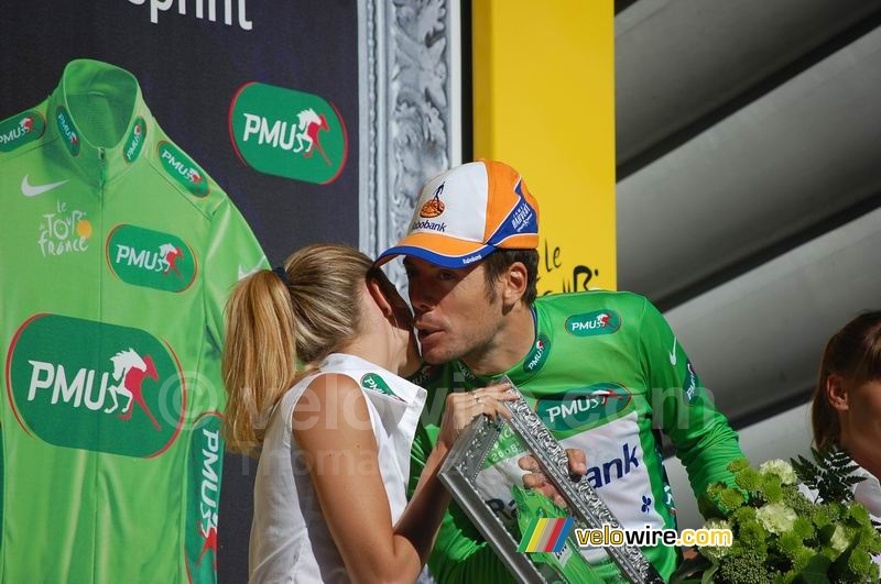 Oscar Freire (Rabobank) receives the green jersey (3)