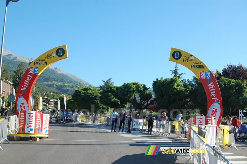 De startboog van de etappe Embrun > Alpe d'Huez