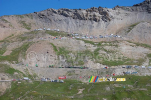 Advertising caravan on the Col du Galibier (520x)