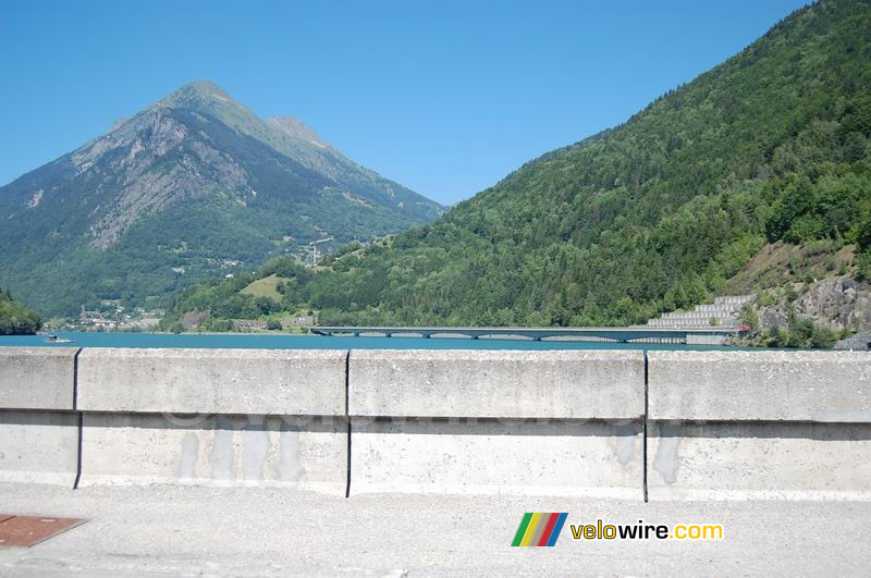 Vue depuis un pont près d'Allemond