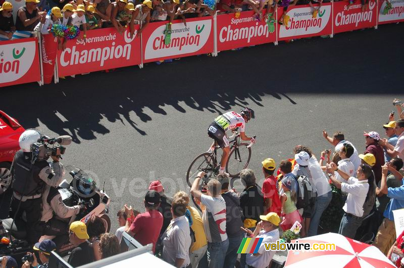 Carlos Sastre (CSC Saxo Bank) laat zijn kunstjes zien op Alpe d'Huez