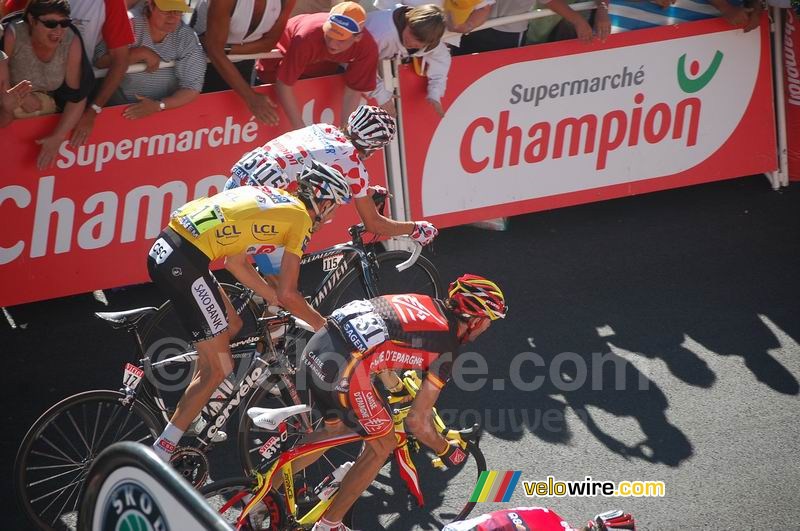 Bernhard Kohl (Gerolsteiner), Frank Schleck (CSC Saxo Bank) & Alejandro Valverde (Caisse d'Epargne) bij aankomst op Alpe d'Huez