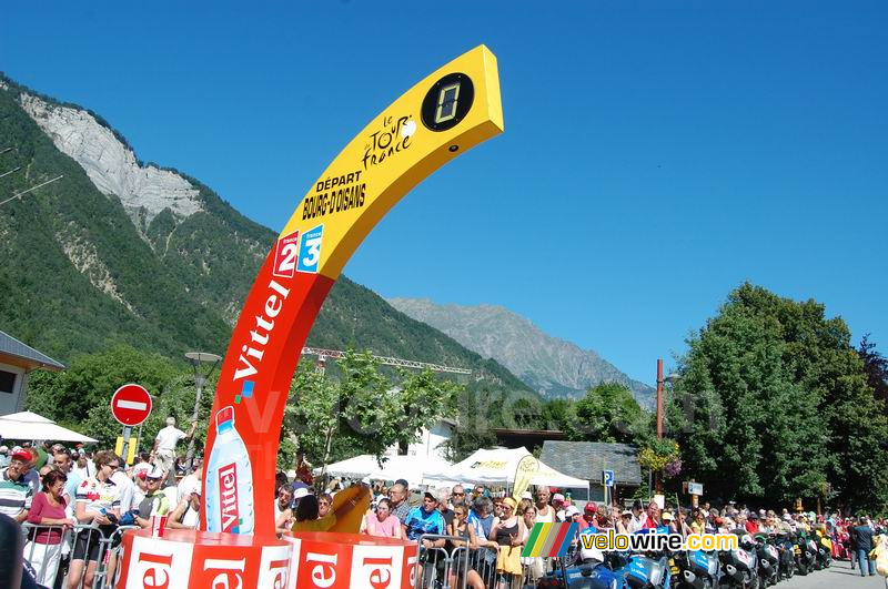 L'arche de départ de l'étape Bourg d'Oisans > Saint-Etienne