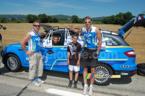 'Titi' et ses fils & Manu avec la voiture AG2R La Mondiale (372x)