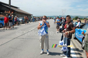 'Titi' et ses fils avec les musettes pour les coureurs de l'équipe AG2R La Mondiale (336x)