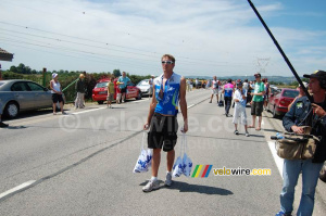 Manu avec les musettes pour les coureurs AG2R La Mondiale (369x)