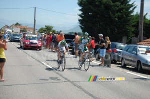 Romain Feillu (Agritubel) & Christophe Le Mevel (Crédit Agricole) dans la zone de ravitaillement (1) (346x)